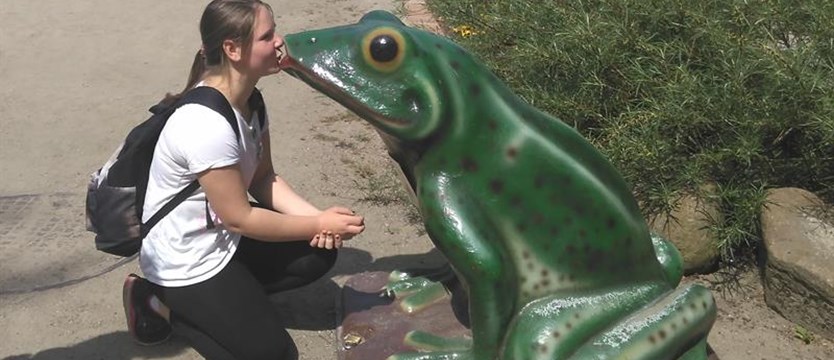 Dziewczyny próbowały całować żabę