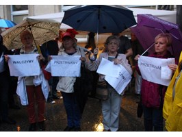 Protest pod sądem. My się deszczu nie boimy