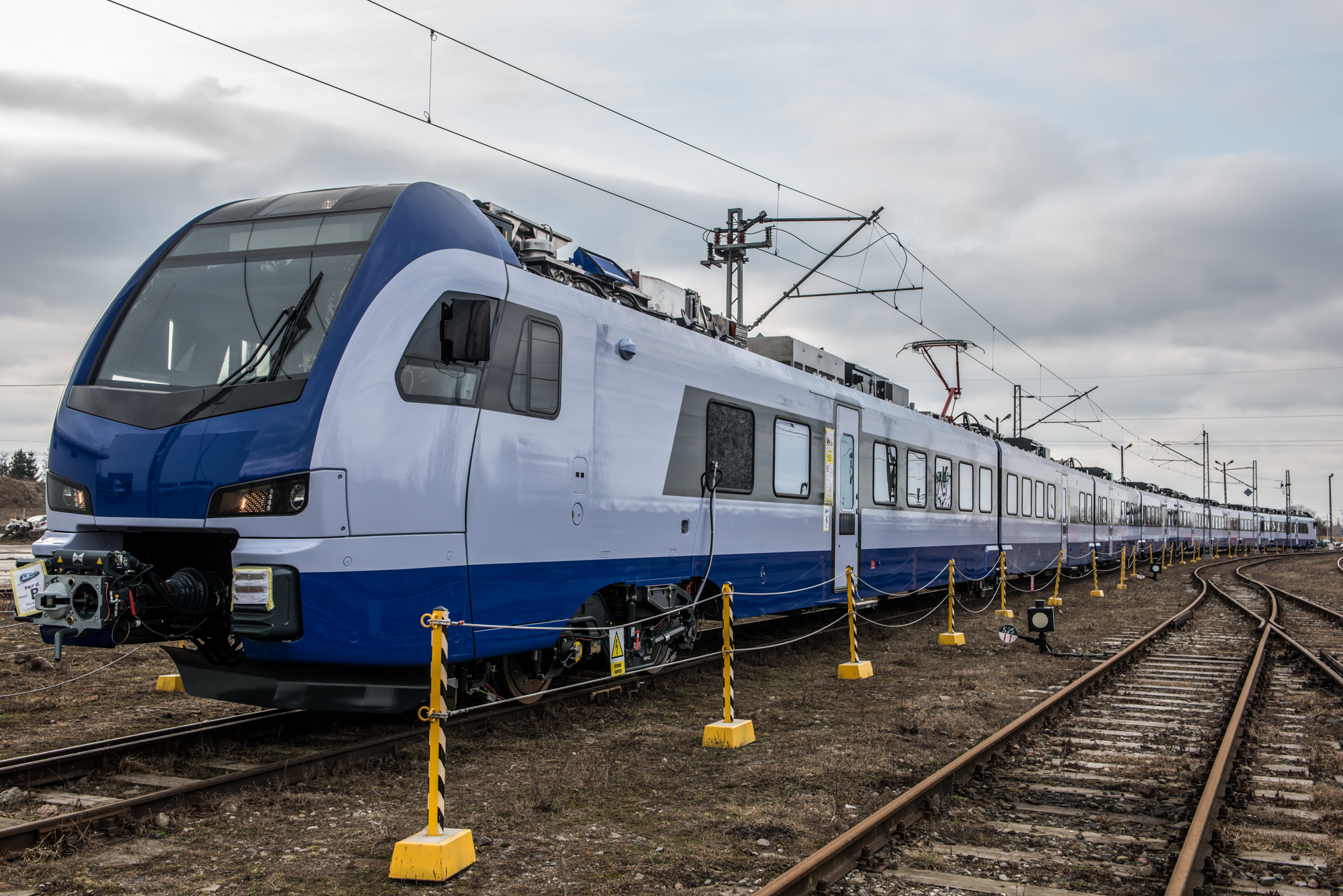 stadler flirt intercity 2012 máj 31 a csehországi velim vasúti tesztpályáján nyilvánosan is bemutatták a leo express első intercity járművét a cseh vasúti közlekedési piacra újonnan belépő magánüzemeltető még 2010-ben rendelt öt intercity kivitelű flirt-motorvonatot a svájci stadlertől az új szerelvények a prága és ostrava között állnak. stadler flirt intercity 2012 máj 31 a csehországi velim vasúti tesztpályáján nyilvánosan is bemutatták a leo express első intercity járművét a cseh vasúti közlekedési piacra újonnan belépő magánüzemeltető még 2010-ben rendelt öt intercity kivitelű flirt-motorvonatot a svájci stadlertől az új szerelvények a prága és ostrava között állnak.