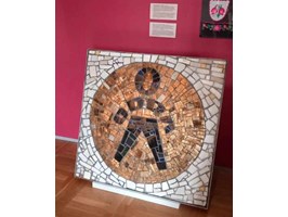 Mozaika ZPO „Odra” po konserwacji wróciła na wystawę
