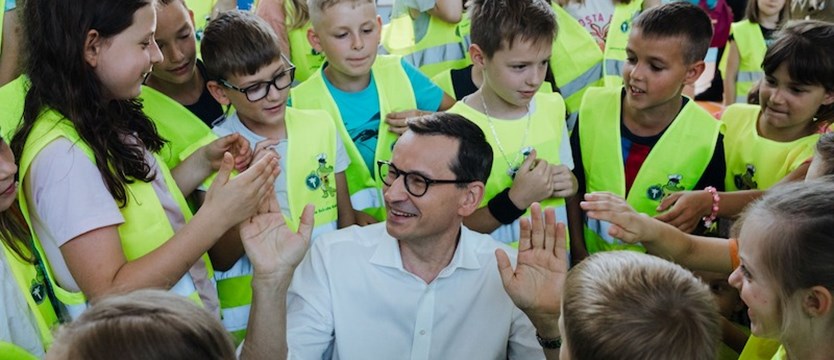 Premier Morawiecki spotkał się z uczniami szkoły podstawowej w szczecińskim Bezrzeczu