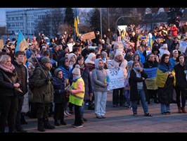 Pamięci ofiar „walki ze złem absolutnym”. Na pl. Solidarności – barwy Ukrainy