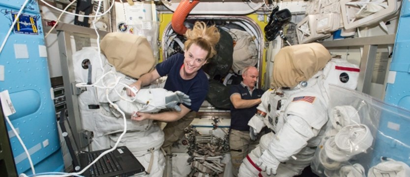 Dwoje astronautów wyszło w kosmos
