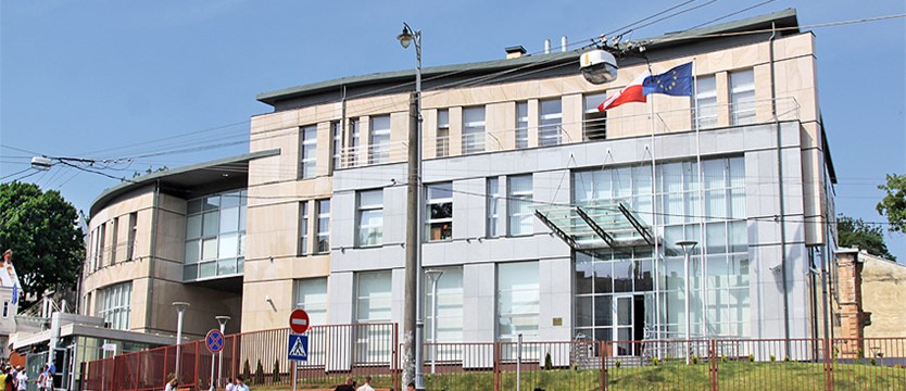 Farba na polskim konsulacie we Lwowie