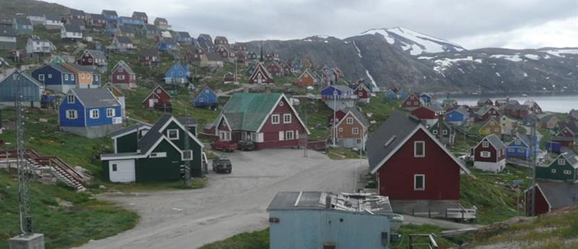 Cielące się lodowe góry na drodze z Godhavn do Upernavik na Grenlandii