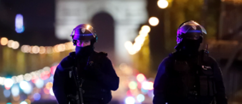 Atak w Paryżu. Jeden policjant zginął, dwóch rannych