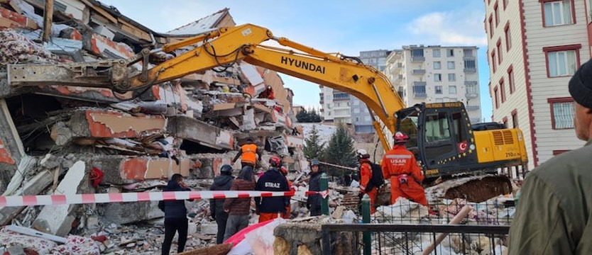 Polscy strażacy uratowali 9 ludzi w Turcji, w tym czteroosobowa rodzinę