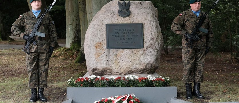 Kwiaty przed pomnikiem poległych