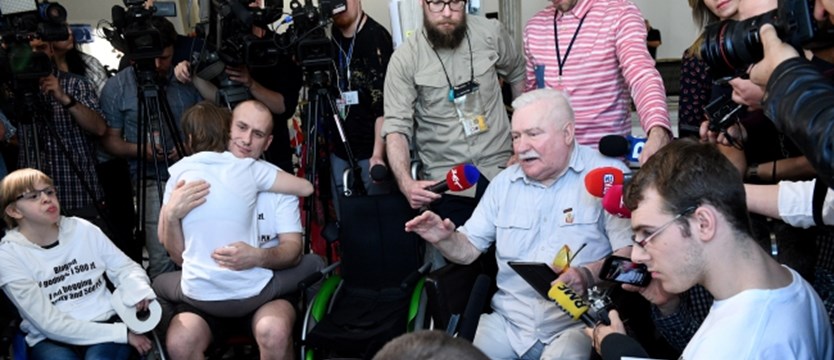 Wałęsa odwiedził protestujących w Sejmie