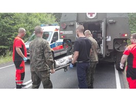 Żołnierze pomogli ofiarom wypadku