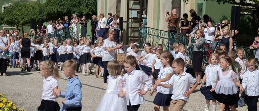 Przedszkolaki w polonezie