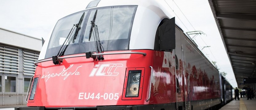 Biało-czerwone lokomotywy Intercity już na torach