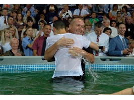 Chrzest na Kongresie Świadków Jehowy