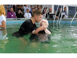 Chrzest na Kongresie Świadków Jehowy