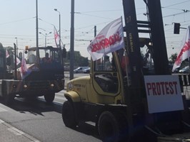 Protestujący portowcy na ulicach Szczecina