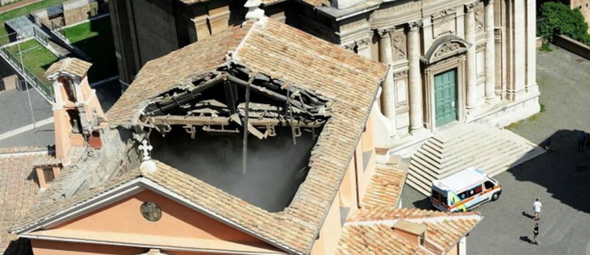 Runął dach kościoła w centrum Rzymu