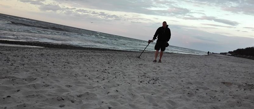 100 tysięcy poszukiwaczy skarbów przeczesuje włoskie plaże z wykrywaczami metalu