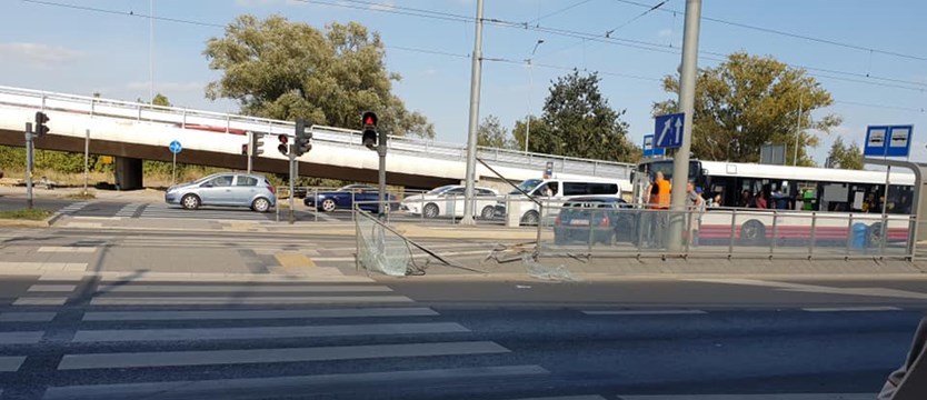 Autem pod tramwaj. Zablokowane torowisko na Gdańskiej