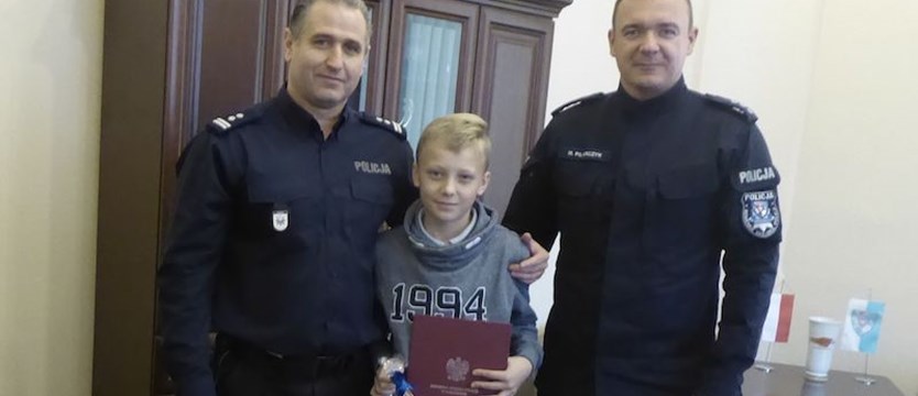 Gratulacje dla 12-latka, który oddał na policję znalezione pieniądze