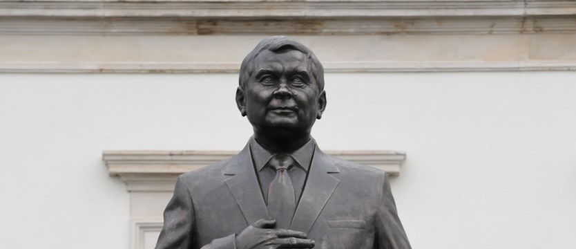 Montują pomnik Lecha Kaczyńskiego