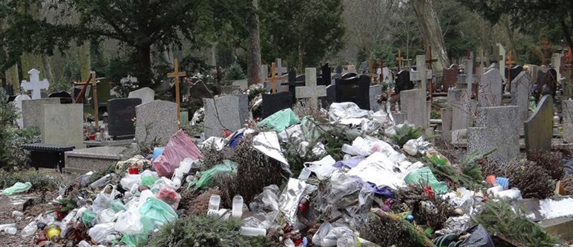Problem ze śmieciami na cmentarzu
