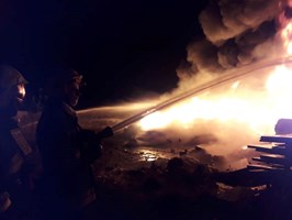 Nocna akcja strażaków. Płonęły plastikowe odpady