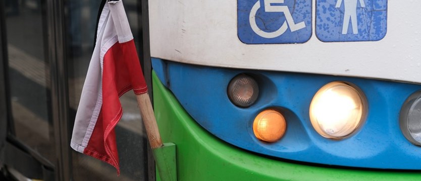 Autobusy i tramwaje z biało-czerwonymi flagami. Na znak żałoby