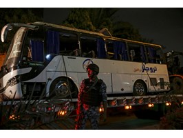 Zamach bombowy na autokar w pobliżu piramid w Gizie. Turyści ofiarami