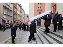Trumna z ciałem Jana Olszewskiego przeniesiona do katedry