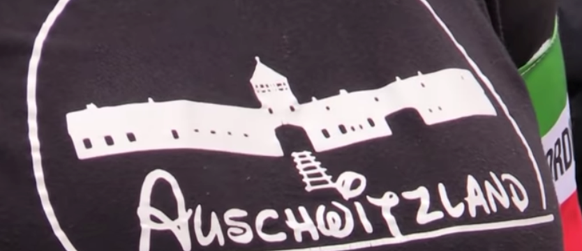 Kara finansowa za napis „Auschwitzland” na koszulce