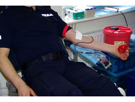 Oddają krew na 100-lecie policji