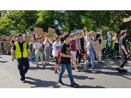 Młodzież na ulicach wzywa do walki o środowisko