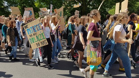 Młodzież na ulicach wzywa do walki o środowisko