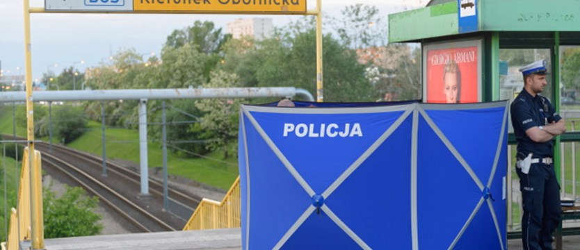 Atak nożownika na przystanku w Poznaniu. Ofiara zmarła
