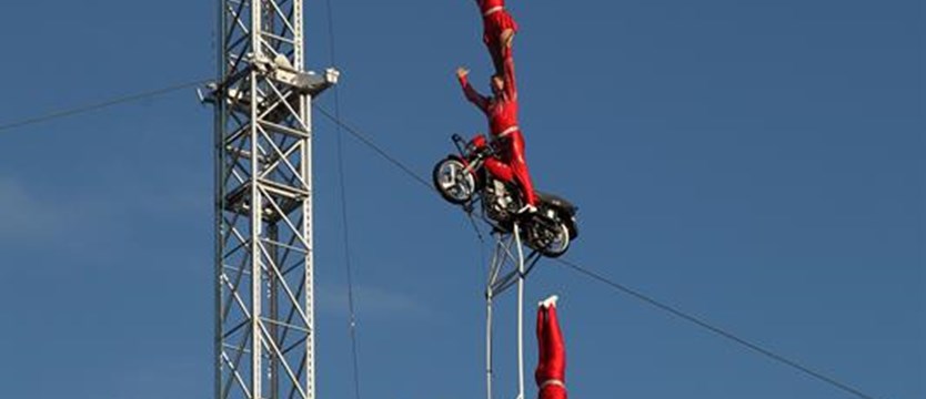 Motorrad-Akrobatik hoch oben