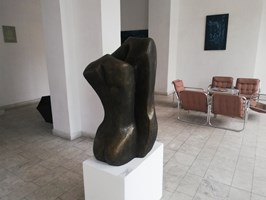 Obrazy wśród rzeźb. Niebanalna wystawa w Galerii Kierat