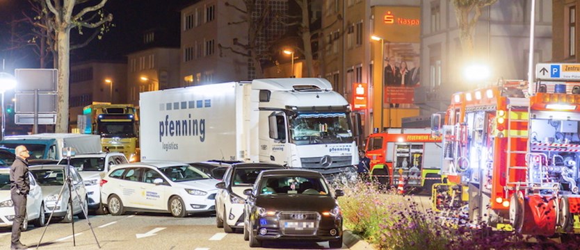 Ciężarówka staranowała 8 samochodów w Hesji. Policja nie wyklucza zamachu