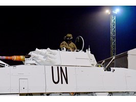 Trwa załadunek wojskowych pojazdów na statek do Libanu