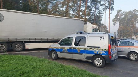 Odholowana ciężarówka blokowała przejazd. Kierowca zapłaci