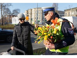 Kwiatek od policji z okazji Dnia Kobiet