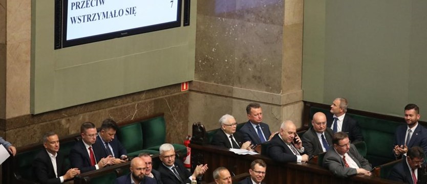 Sejm przyjął uchwałę o zarządzeniu referendum na 15 października