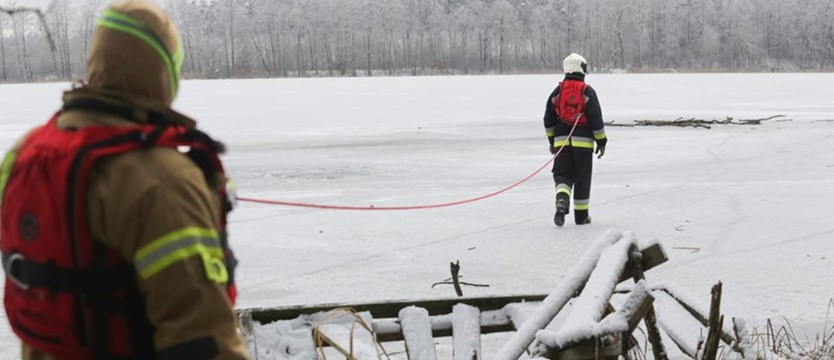 Akcja ratownicza na jeziorze Wigry. Pod dwójką chłopców załamał się lód